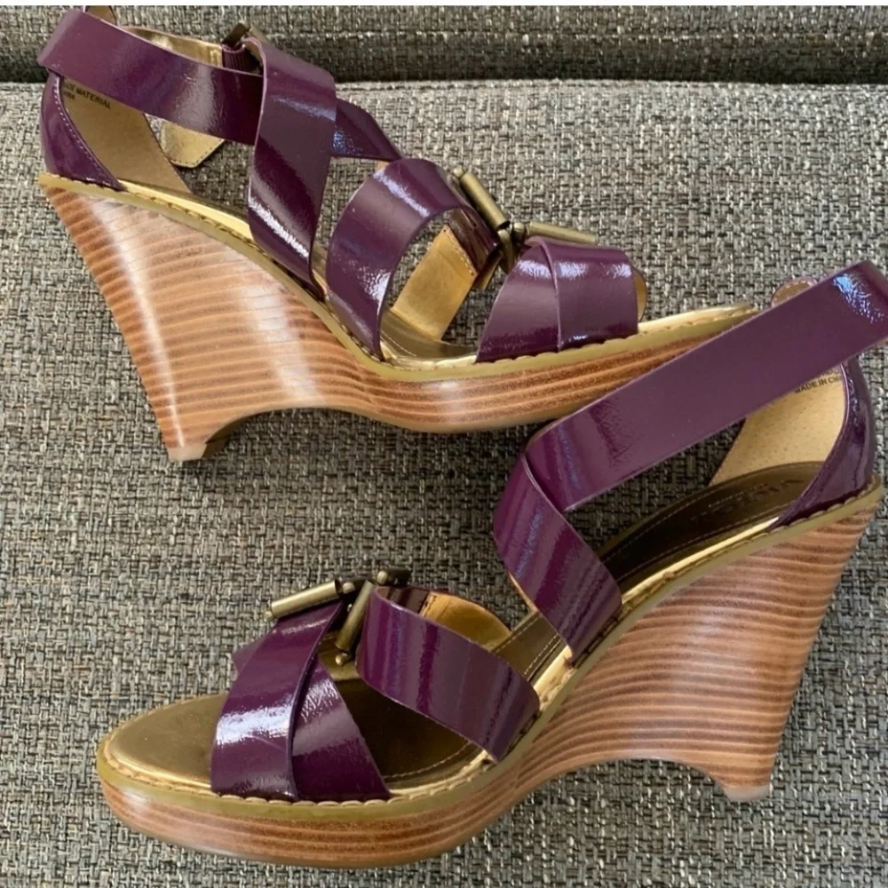 Victor by Victor Alfaro patent leather purple wedge heels 7.5